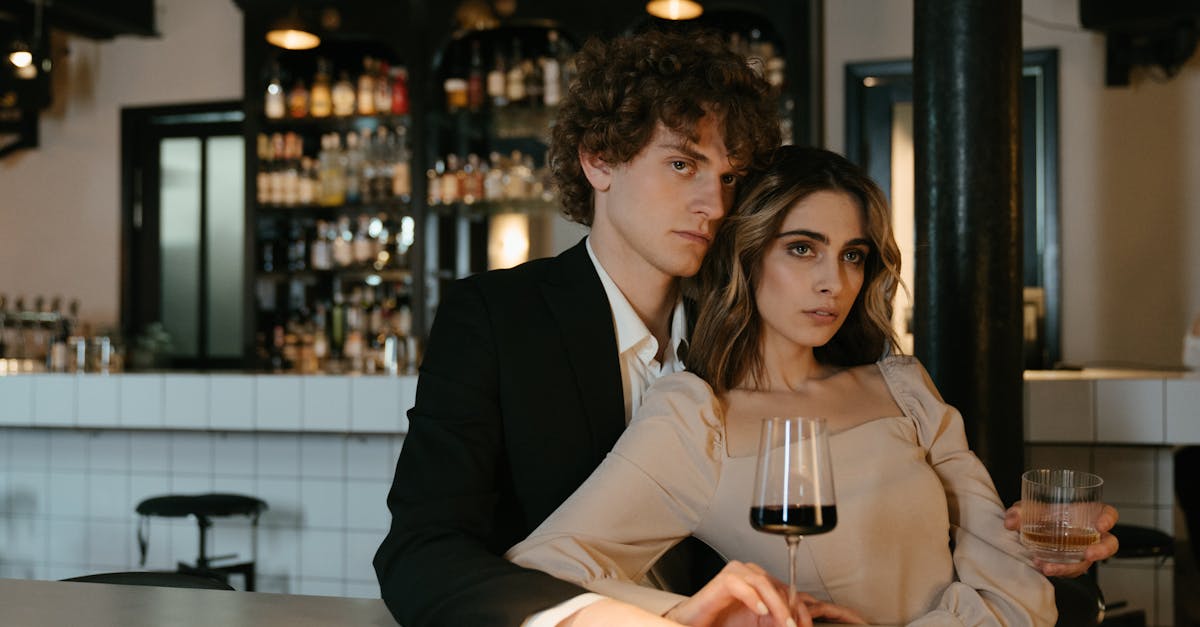 découvrez l'art du flirt : astuces, conseils et secrets pour séduire avec charme et assurance. apprenez à établir une connexion authentique, à jouer avec les signaux non verbaux et à créer des moments mémorables dans vos interactions romantiques.