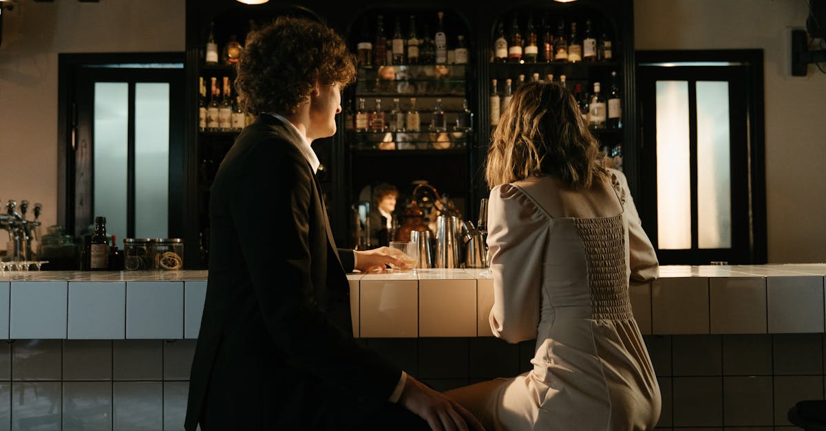 découvrez l'art du flirt : techniques, conseils et stratégies pour séduire avec charme et confiance. apprenez à maîtriser l'interaction amoureuse et à captiver l'attention de votre interlocuteur dans un jeu subtil de séduction.