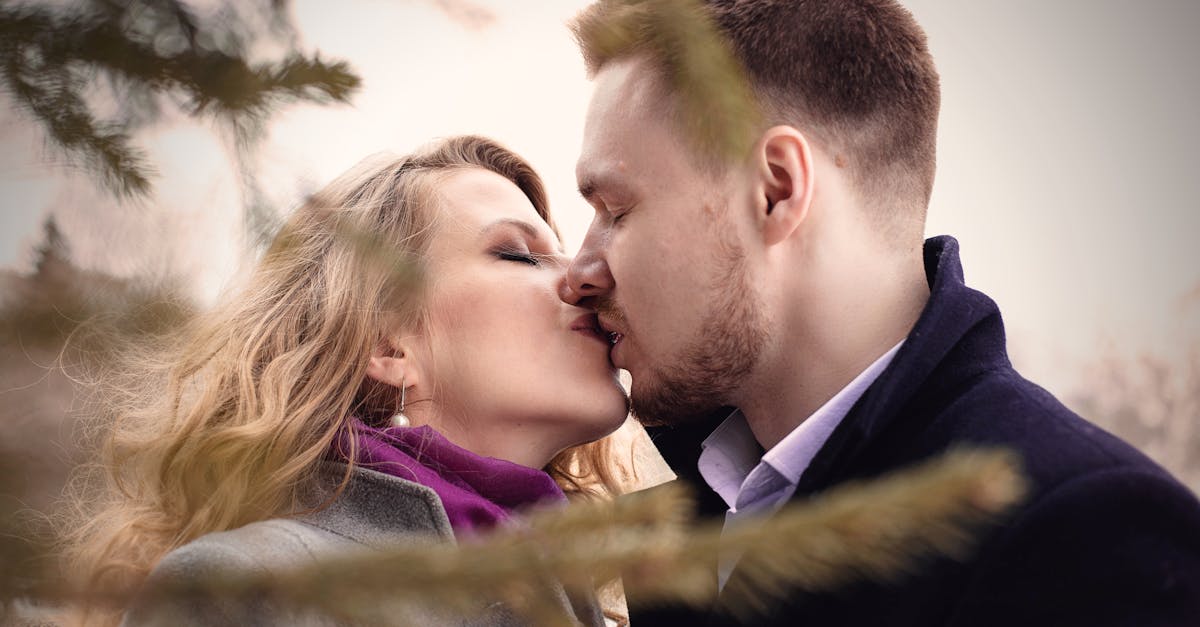 découvrez l'art du baiser avec nos conseils et astuces pour partager des moments intimes et romantiques. explorez les différentes cultures du baiser et apprenez à exprimer vos sentiments à travers ce geste d'amour.