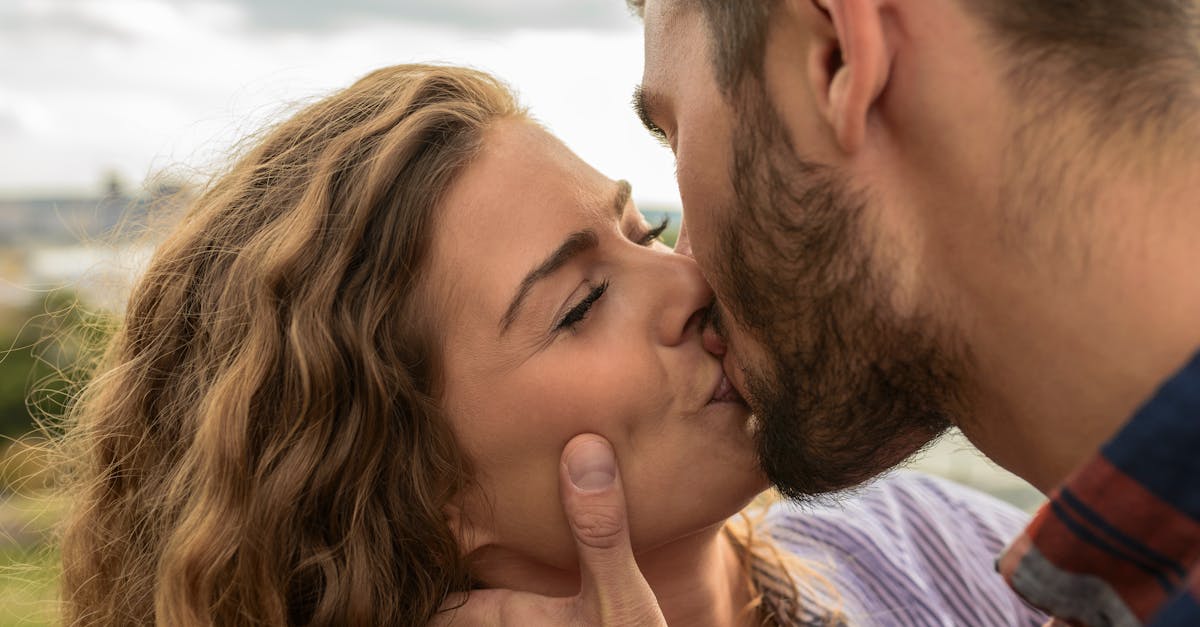 découvrez l'art du baiser : une exploration des types de baisers, de leur signification et de leur impact sur les relations. plongez dans un univers romantique et apprenez comment chaque baiser peut exprimer affection, passion et émotions authentiques.