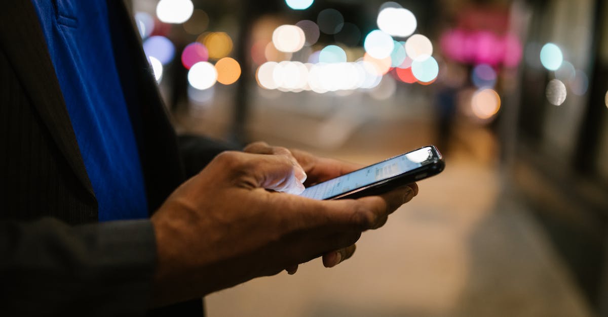 découvrez l'art du sexting, une pratique moderne de communication intime qui allie sensualité et technologie. apprenez à exprimer vos désirs à travers des messages osés, tout en respectant les limites de chacun. explorez les conseils, les risques et les meilleures pratiques pour un sexting sûr et consensuel.