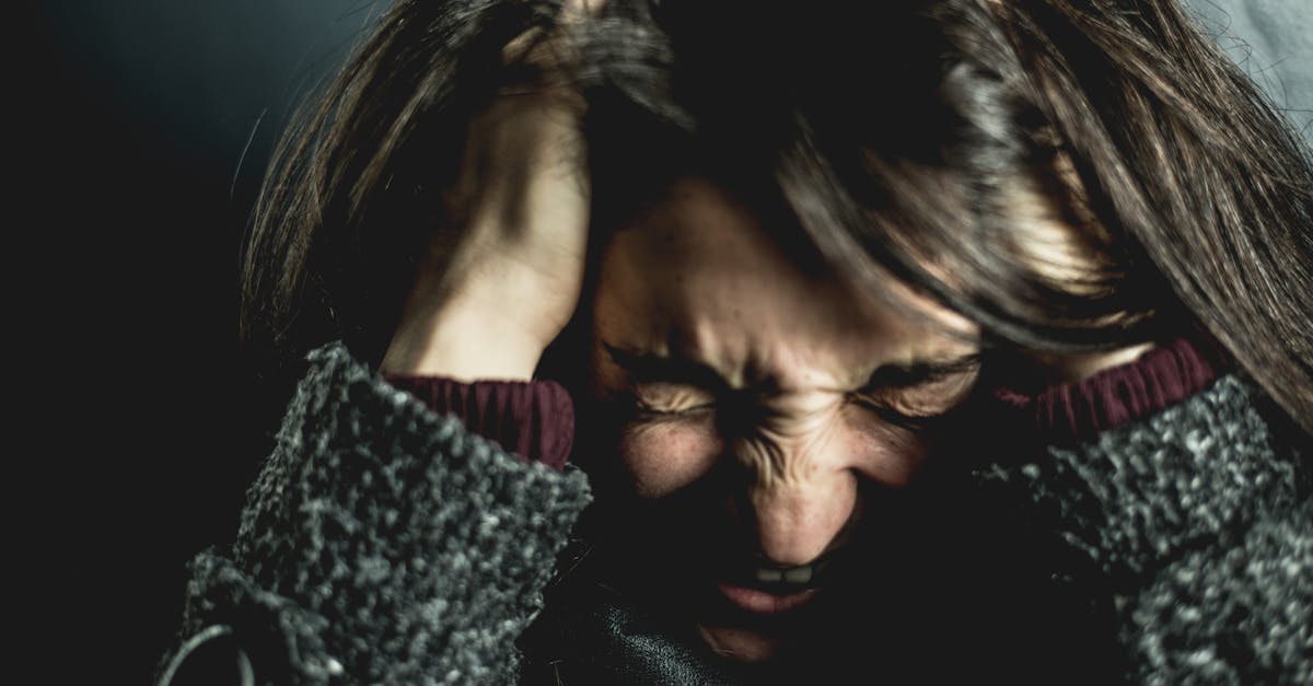 découvrez les subtilités de la tension sexuelle, un phénomène captivant qui alimente les relations humaines. explorez les dynamiques de l'attraction, les émotions intenses et les jeux de séduction qui peuvent transformer une simple interaction en un moment chargé d'électricité.