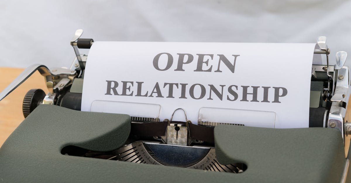 découvrez l'univers du polyamour, une approche ouverte et épanouissante des relations amoureuses. explorez les dynamiques, les défis et les avantages de vivre des connexions plurielles tout en favorisant la communication et le respect mutuel.