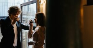 découvrez l'art du flirt : conseils, techniques et astuces pour séduire avec charisme et légèreté. apprenez à créer des connexions authentiques et à révéler votre charme dans vos interactions.