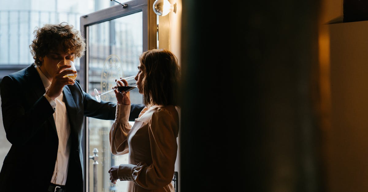 découvrez l'art du flirt : conseils, techniques et astuces pour séduire avec charisme et légèreté. apprenez à créer des connexions authentiques et à révéler votre charme dans vos interactions.