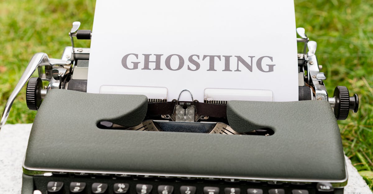 découvrez le phénomène du ghosting, une pratique relationnelle de plus en plus courante où une personne coupe brusquement toute communication sans explication. explorez ses impacts émotionnels, les raisons qui poussent à cette méthode de rupture et comment y faire face.