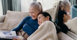 découvrez la beauté de l'amour intergénérationnel, un lien unique qui transcende les âges, favorise la compréhension et enrichit nos vies. plongez dans des histoires touchantes et des expériences inspirantes qui célèbrent la sagesse et la passion à travers les générations.