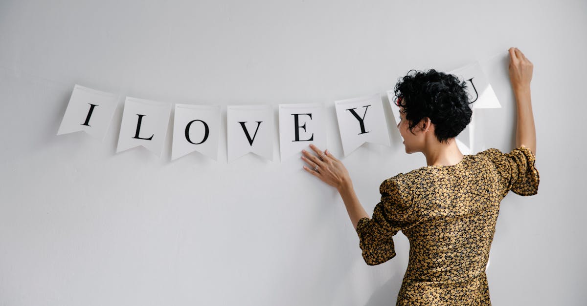 découvrez des phrases romantiques délicates et inspirantes pour exprimer vos sentiments les plus profonds. que ce soit pour un message, une carte ou un moment spécial, ces citations toucheront le cœur de votre partenaire et renforceront votre amour.